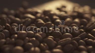 咖啡豆旋转在减速运动宏观..